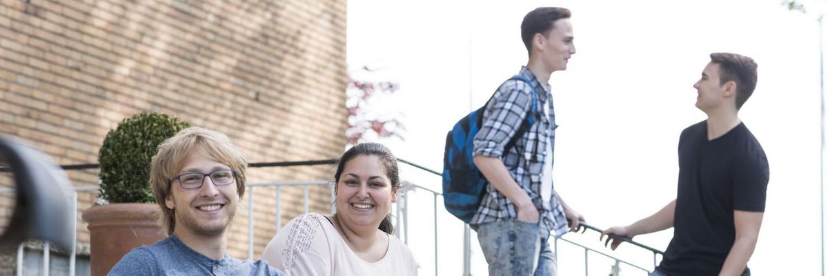 Studenten auf dem Campus der FH Wedel