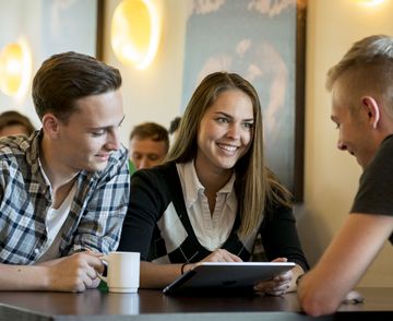 Studentengruppe in Cafeteria