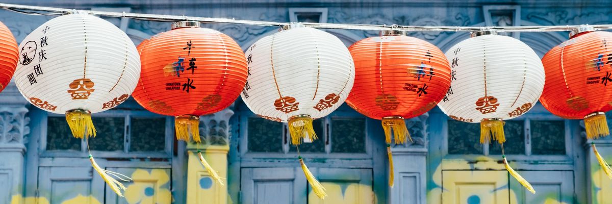 Foto von chinesischen Laternen vor einer Hauswand