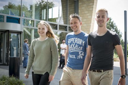 Studenten auf dem Campus der FH Wedel